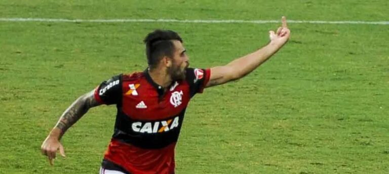 Felipe Vizeu relembra desentendimento com Rhodolfo durante jogo do Flamengo em 2017