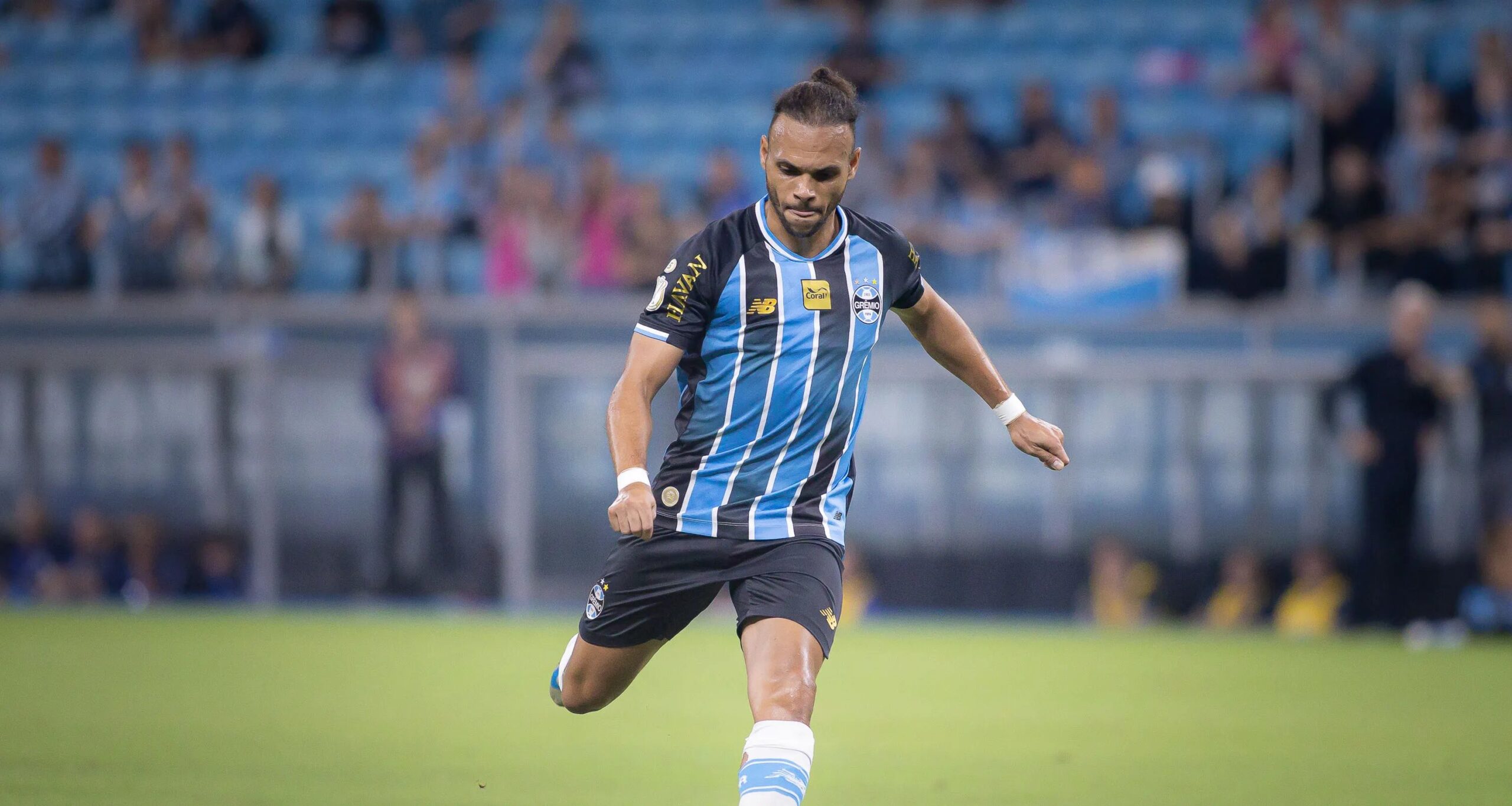Braithwaite encerra jejum de nove meses, marca golaço e garante vitória do Grêmio na Sul-Americana - Imagem do artigo original