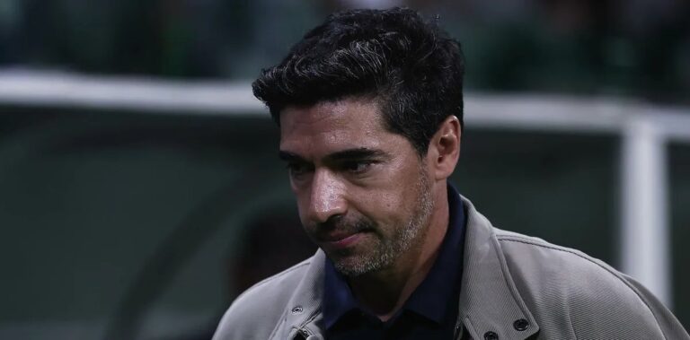 Abel Ferreira esclarece gesto com dedo do meio e diz que foi direcionado a Flaco López
