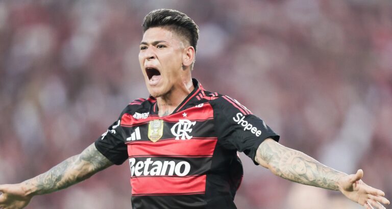 Recepção calorosa marca chegada do Flamengo à Colômbia, com Carrascal cercado por torcedores