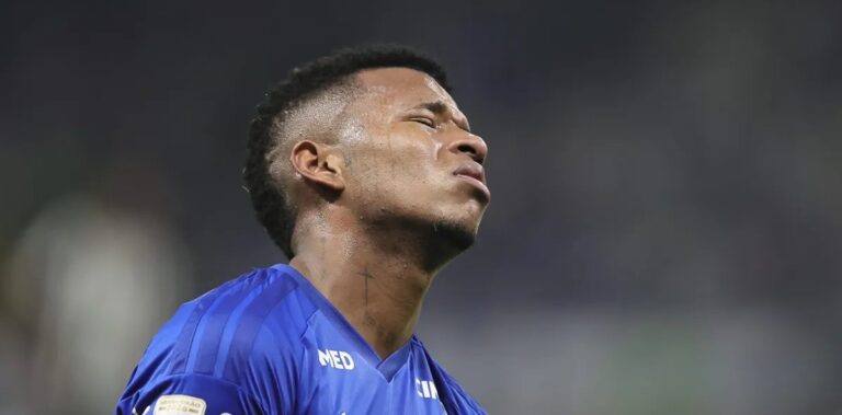 Cruzeiro resiste com um a menos, empata no Chile e assume vice-liderança do Grupo D