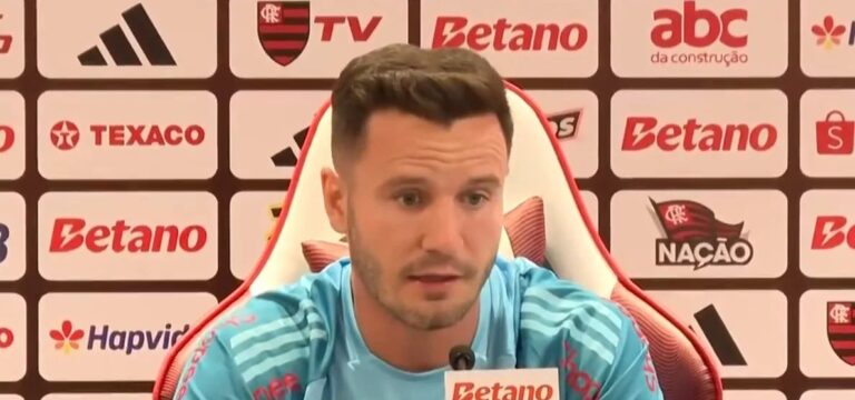 Saúl Ñíguez atribui dificuldade no Flamengo às condições dos gramados no Brasil