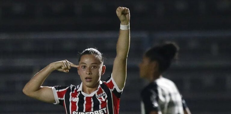 São Paulo derrota Corinthians e larga na frente no Paulistão Feminino