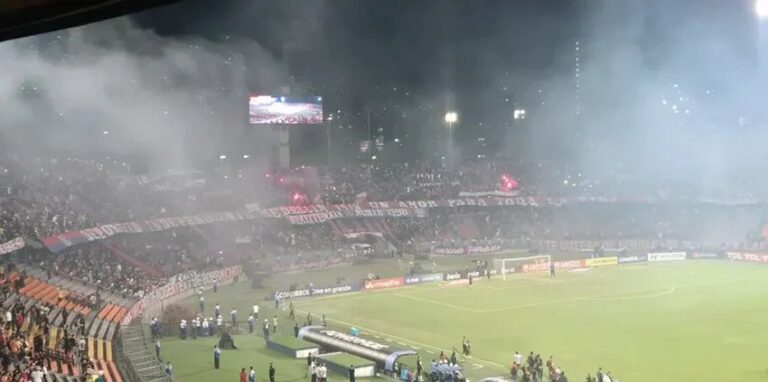 Conmebol interrompe Flamengo x Independiente Medellín após violência no Atanasio Girardot