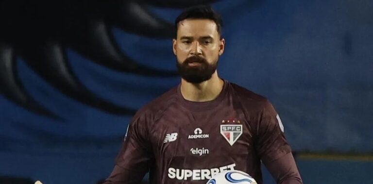 Carlos Coronel celebra sequência na meta e valoriza ponto do São Paulo fora de casa