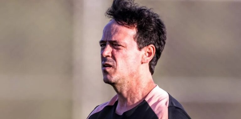 Postura de Fernando Diniz anima bastidores e técnico é liberado para o clássico
