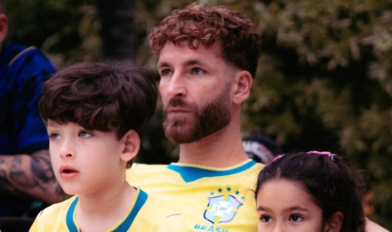 Convocado por Ancelotti, Léo Pereira festeja vaga na Copa de 2026 com família e mergulho na piscina
