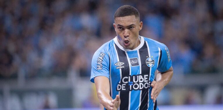 Carlos Vinícius ultrapassa Neymar e assume a terceira melhor média de gols da história do Brasileirão por pontos corridos