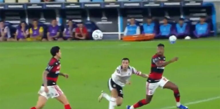 PC de Oliveira critica VAR e vê pênalti em Bruno Henrique anulado contra o Estudiantes