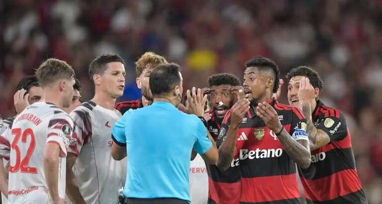 Torcida do Flamengo se irrita com decisões de Esteban Ostojich na Libertadores