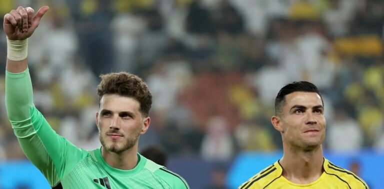 Bento comemora título saudita ao lado de Cristiano Ronaldo e rebate críticas