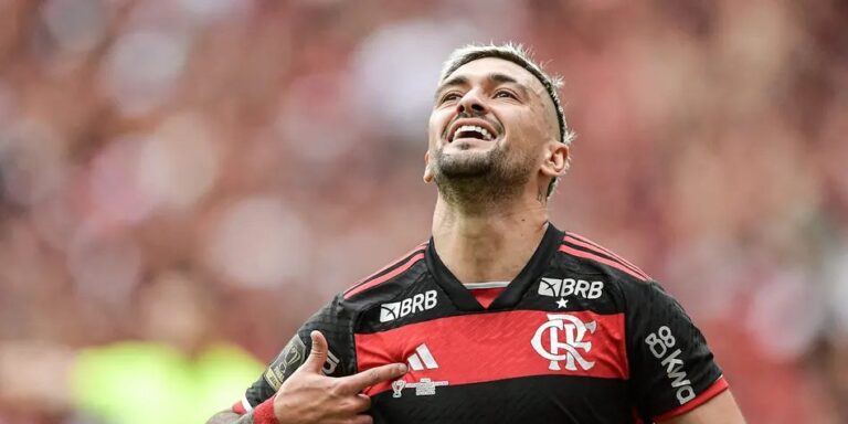 Arrascaeta imita narrador argentino ao festejar gol do Flamengo contra o Estudiantes