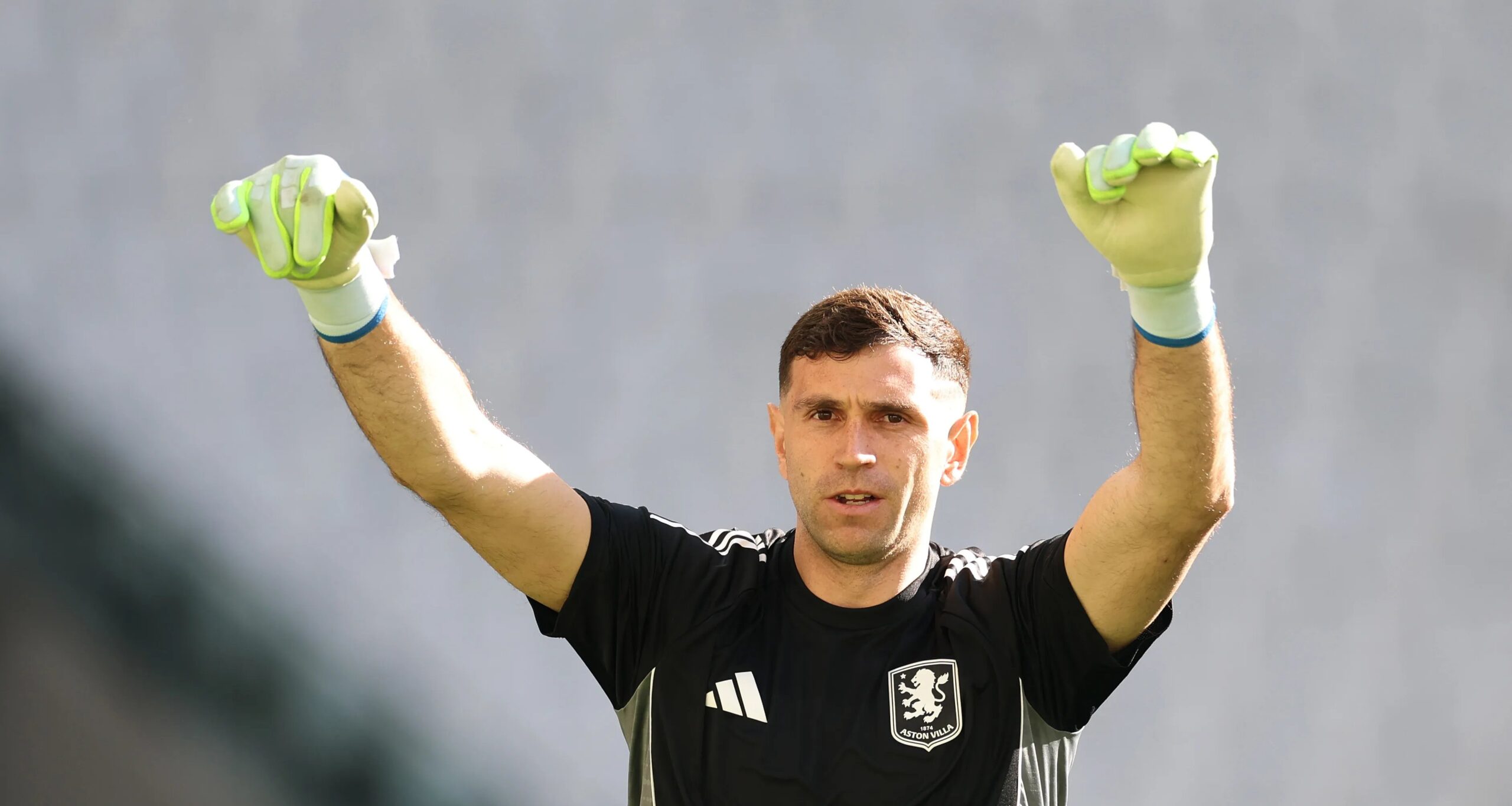 Lesão no dedo ameaça participação de Dibu Martínez na estreia da Argentina na Copa de 2026 - Imagem do artigo original