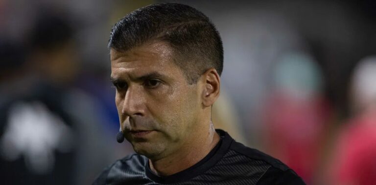 Bruno Arleu apita Grêmio x Santos em duelo direto contra a zona de rebaixamento