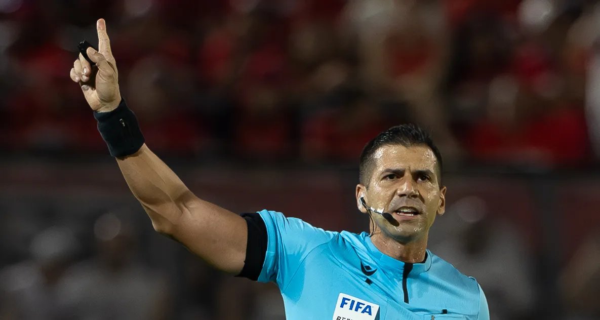 Bruno Arleu apita Grêmio x Santos em duelo direto contra a zona de rebaixamento - Imagem do artigo original