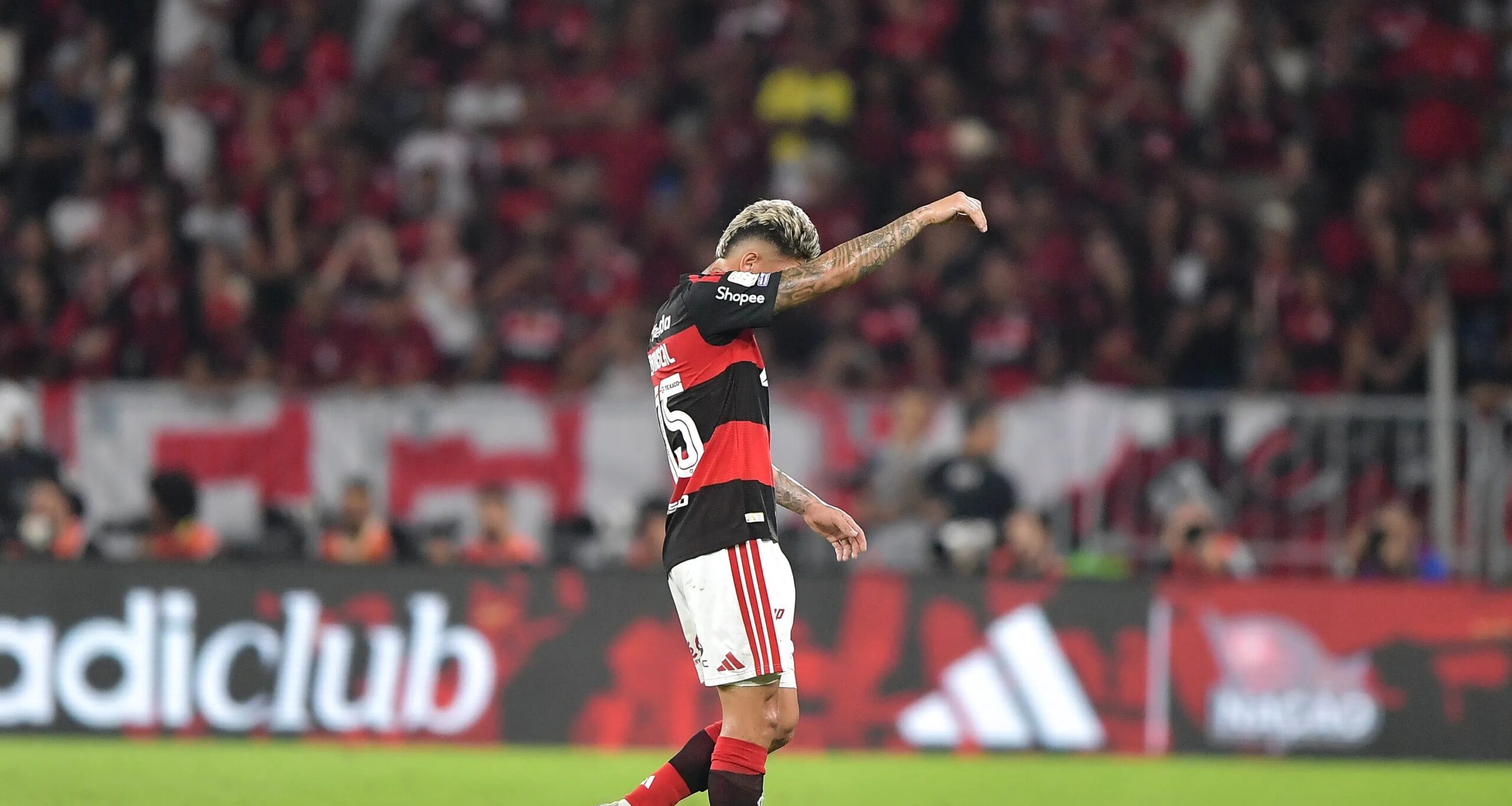 Discussão entre Evertton Araújo e Andreas Pereira esquenta início de Flamengo x Palmeiras no Maracanã - Imagem do artigo original