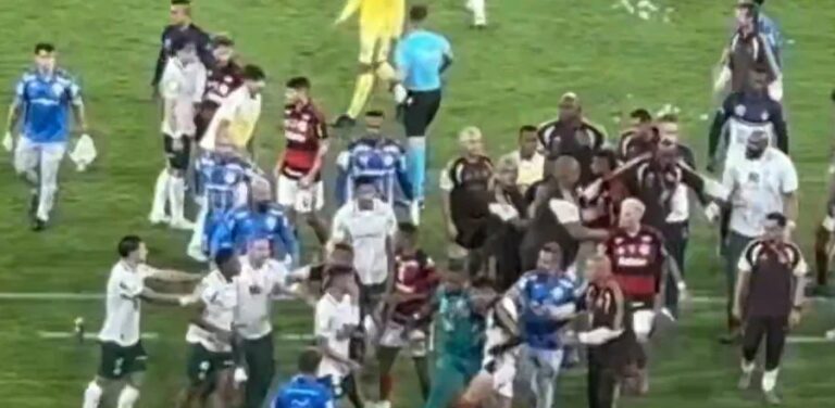 Luiz Araújo responde a provocação de Paulinho e mostra tatuagem do tetra do Flamengo
