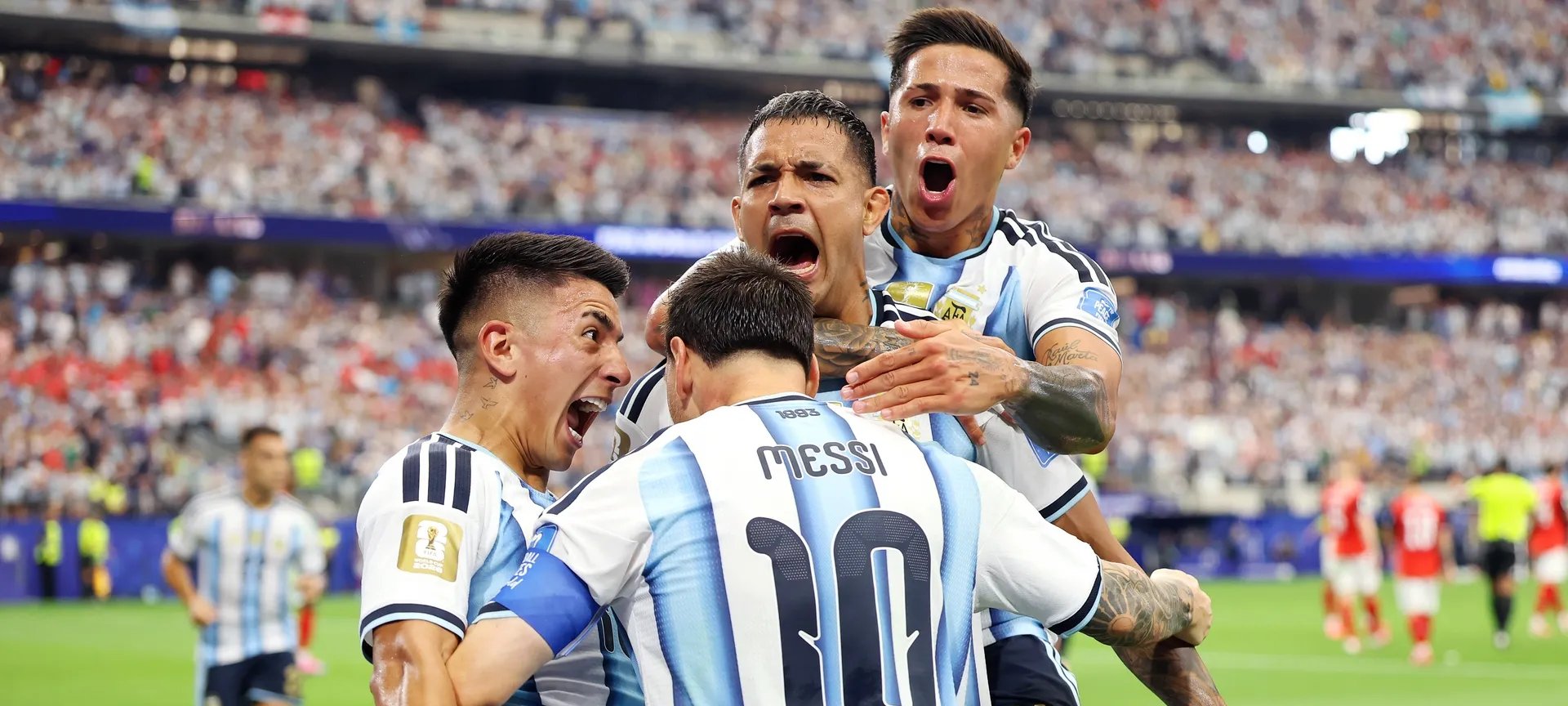 Entrada dura de Lautaro Martínez em Laimer gera críticas à arbitragem em Argentina 2 x 0 Áustria - Imagem do artigo original