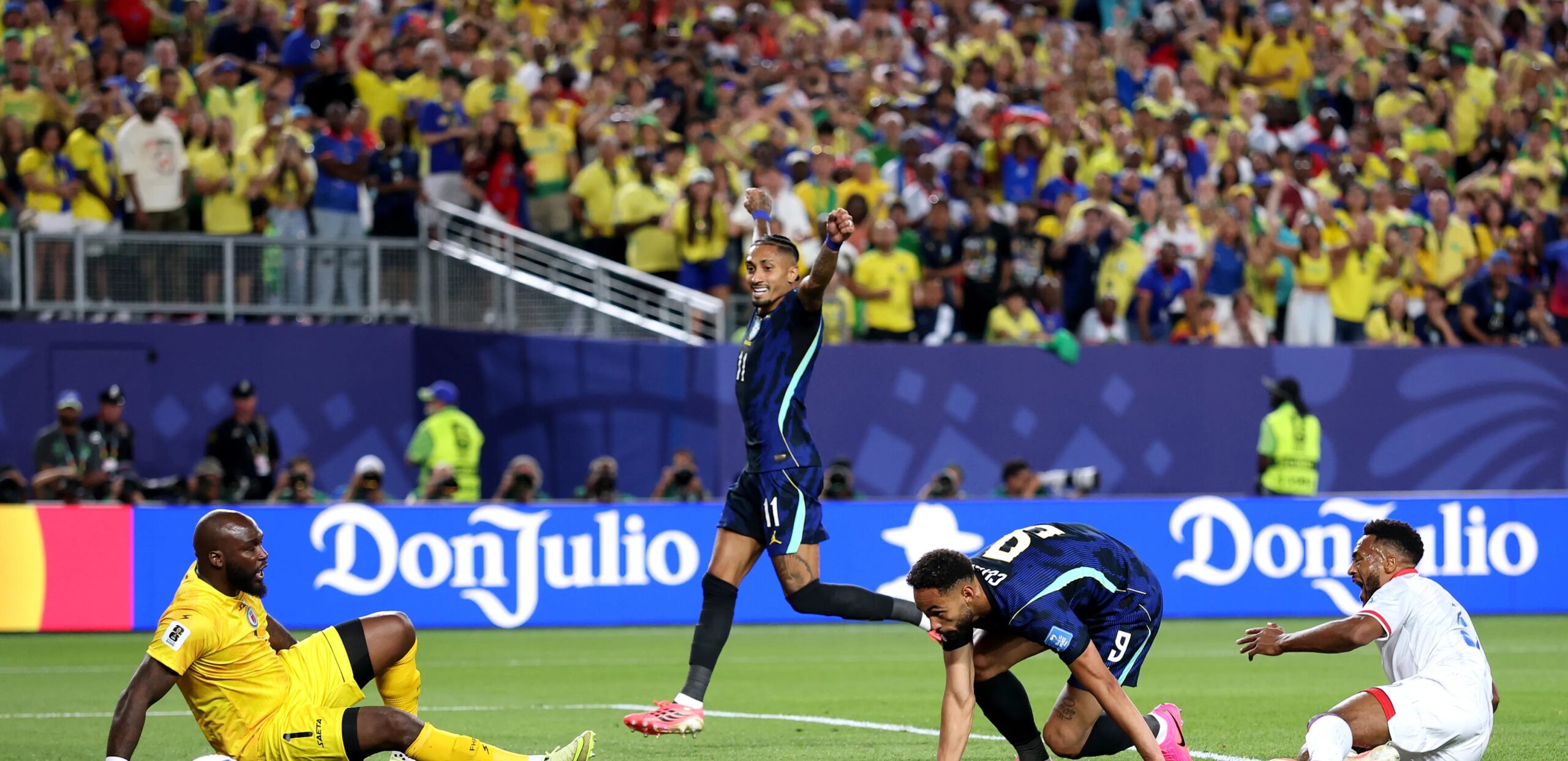 Ex-árbitra aponta falta de Matheus Cunha e diz que 1º gol do Brasil contra o Haiti deveria ter sido anulado - Imagem do artigo original