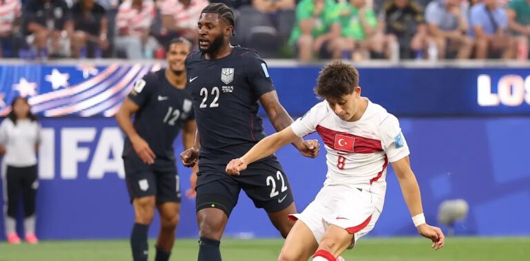 Turquia marca no fim e derrota os Estados Unidos na última rodada do Grupo D