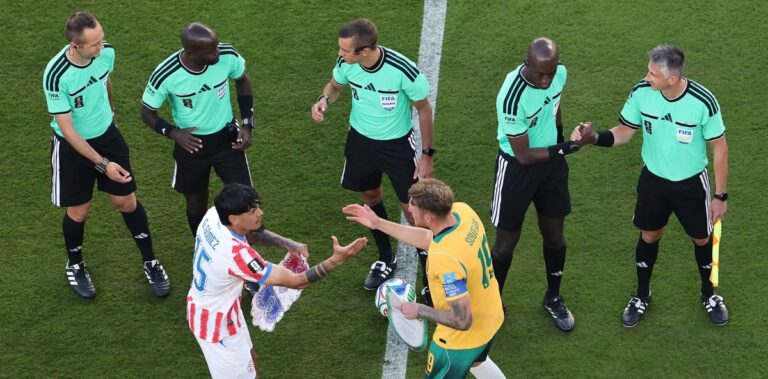 Gómez sobressai e Maurício passa despercebido no empate entre Paraguai e Austrália