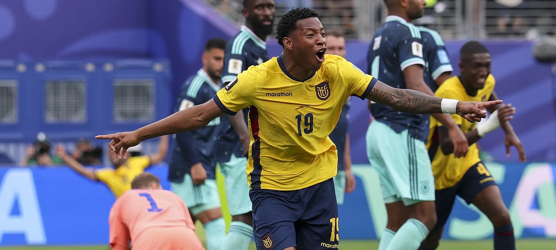 Gonzalo Plata agradece Neuer após gol que coloca Equador nas oitavas da Copa - Imagem do artigo original