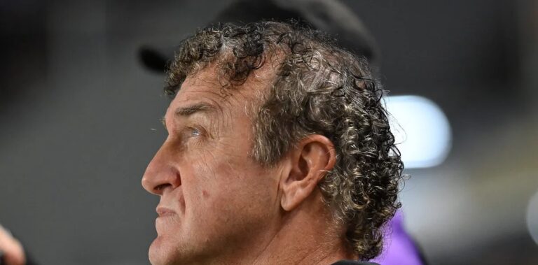 Cuca pressiona direção do Santos por reforços e analisa volantes de Colômbia e Uruguai