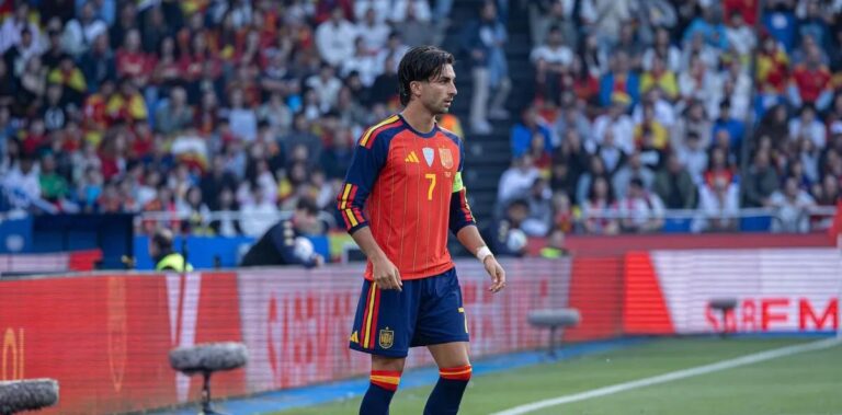 Uruguai e Espanha se enfrentam em confronto decisivo da fase de grupos da Copa do Mundo
