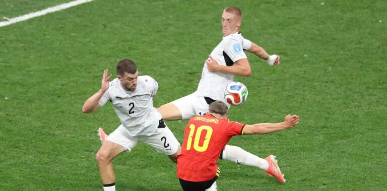 Bélgica goleia Nova Zelândia e avança na Copa após pênalti anulado pelo VAR