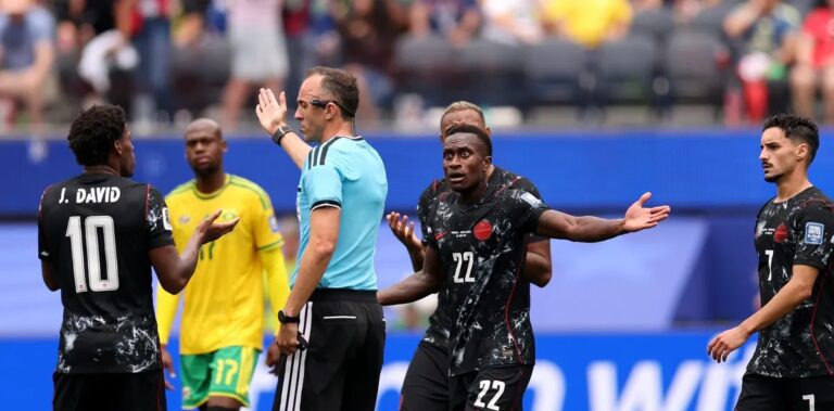 Canadá avança às oitavas com gol nos acréscimos e protesta contra pênalti não marcado diante da África do Sul
