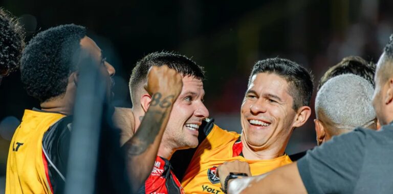Vitória derrota Vasco por 1 a 0 na estreia de Pedro Emanuel e mantém cariocas no Z-4