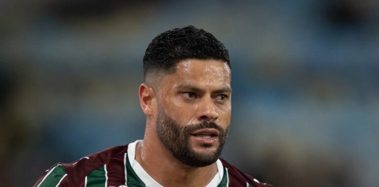 Hulk deve iniciar como titular no Fluminense diante do Bragantino nesta sexta