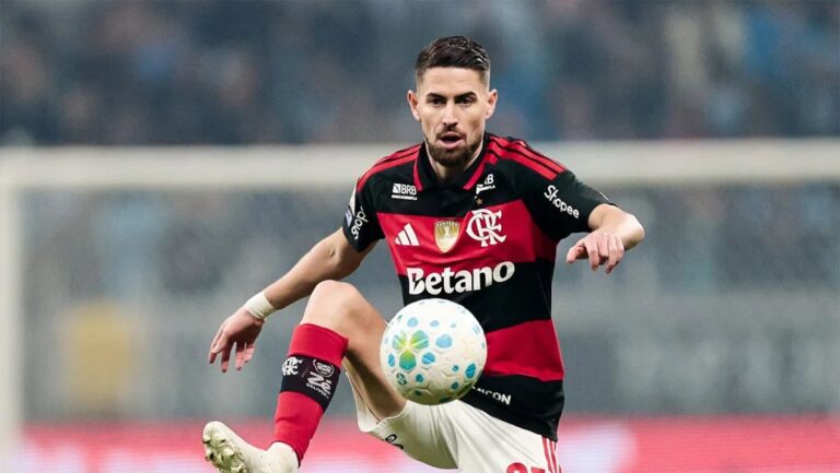 Jorginho descarta ida ao Monaco após ligação de Filipe Luís e confirma permanência no Flamengo