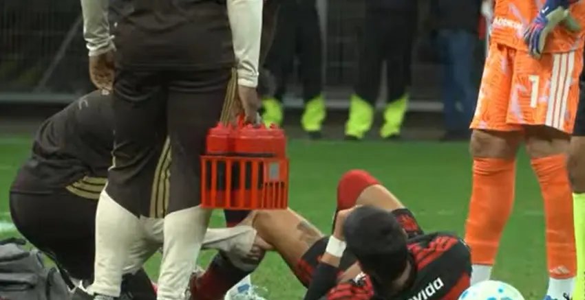 Luiz Araújo sofre pancada no joelho, sai de amistoso e preocupa Flamengo - Imagem do artigo