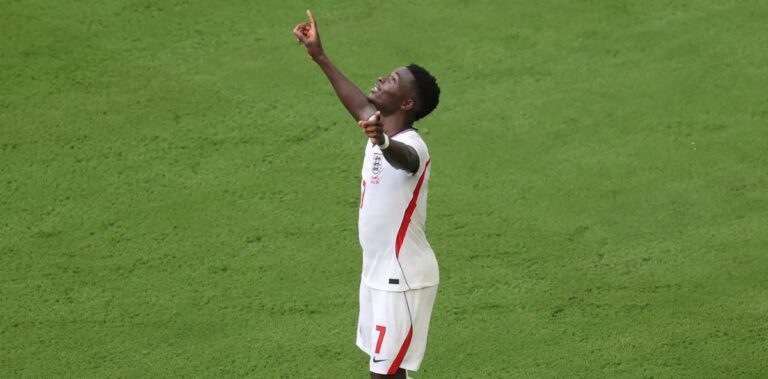 Saka celebra hat-trick e terceiro lugar da Inglaterra, mas reconhece desejo de ter atuado mais na Copa