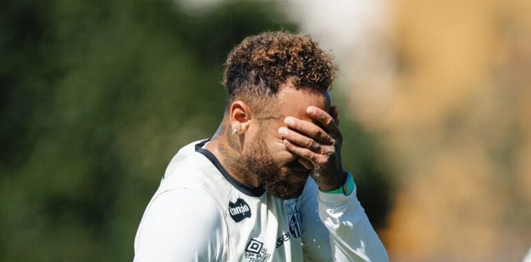 Santos monitora parte psicológica de Neymar após Copa e aguarda volta aos gramados no sábado