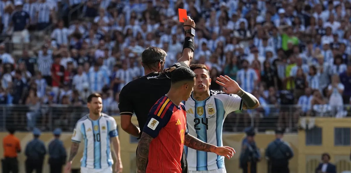 Espanha supera Argentina na prorrogação e conquista o bicampeonato; expulsão de Enzo Fernández gera críticas à arbitragem - Imagem do artigo