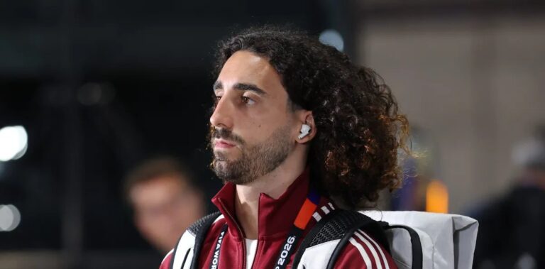 Vinícius Júnior saúda Cucurella, novo reforço do Real Madrid, após título mundial da Espanha