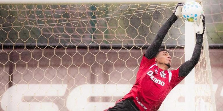 Dyogo Alves comemora seis anos de contrato profissional com o Flamengo