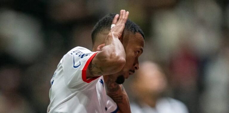 Ademir comemora gol com provocação à torcida do Atlético-MG no empate com o Bahia