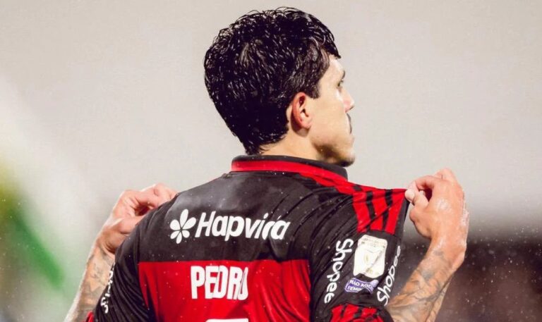 Flamengo goleia Chapecoense fora de casa e mantém distância para o líder Palmeiras