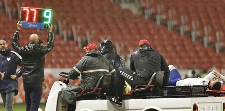 Exame inicial descarta fratura em Gabriel Pec após jogo contra o Internacional