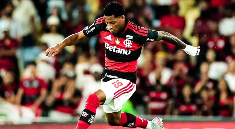 Dores no joelho tiram Gonzalo Plata de campo contra a Chapecoense e acendem alerta no Flamengo