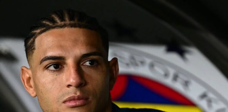 Vasco negocia salários para tentar trazer Diego Carlos, do Fenerbahçe