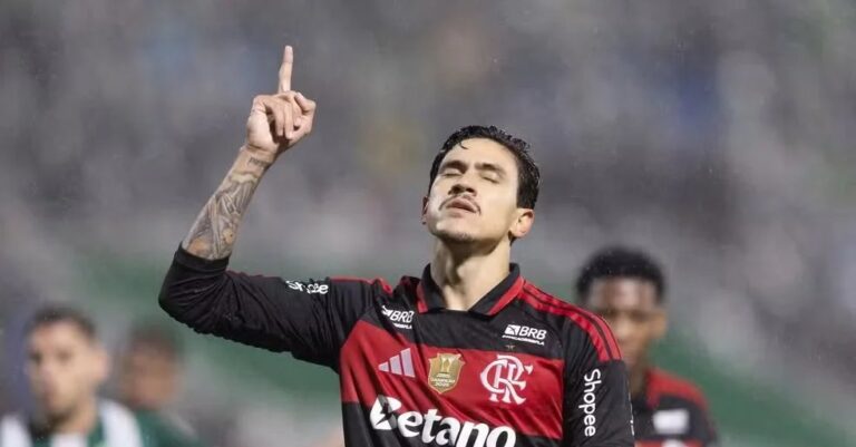 Pedro faz dois gols, cita Salmo 119 na comemoração e celebra goleada do Flamengo sobre a Chapecoense