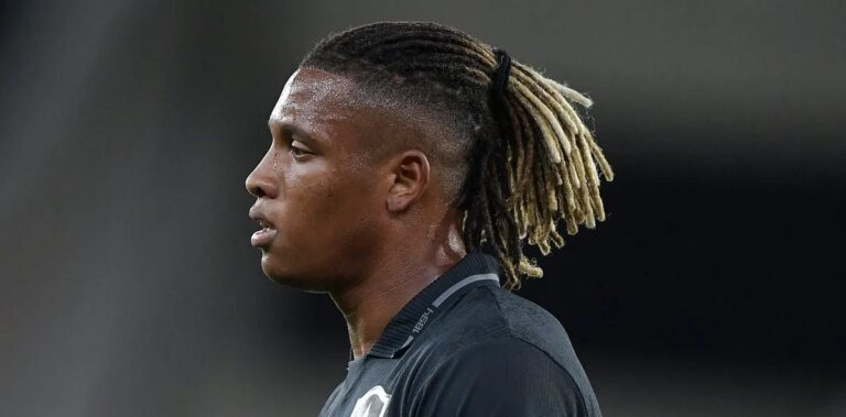 Entrada de Danilo contra o Vitória sela permanência no Botafogo e encerra chance de retorno ao Palmeiras