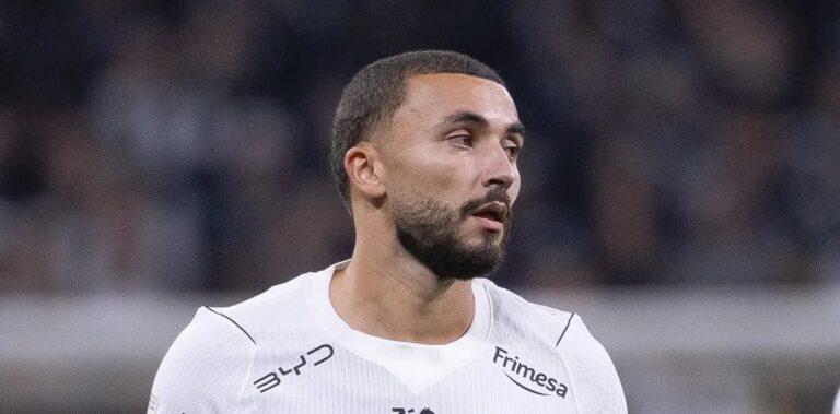 Labyad recebe aplausos da torcida em triunfo do Corinthians por 3 a 0 sobre o Remo