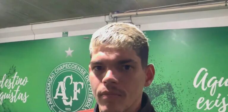 Ayrton Lucas admite atuação ruim no primeiro tempo e destaca reação na goleada do Flamengo
