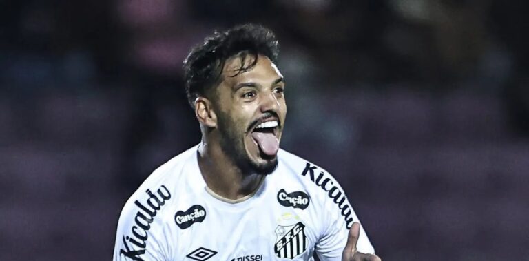 Cuca elogia Gabriel Menino como lateral no Santos e ressalta importância da versatilidade