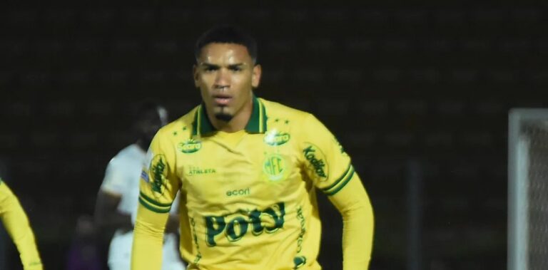 Denilson provoca e diz que Vasco deve se preocupar com o Mirassol antes de duelo em São Januário